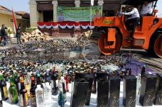 Ribuan Botol Miras Dimusnahkan...