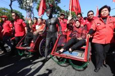 Daftar ke KPU, Risma-Wisnu...