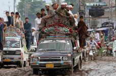 Bajir Pakistan, 28 Orang...