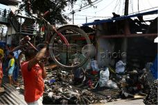 Warga Amankan Barang...