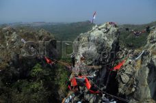Menggantung di Puncak...