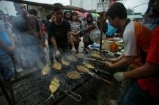 Warga Batam Antre Beli...