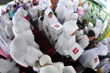 RNI Bagikan 1.500 Bingkisan...