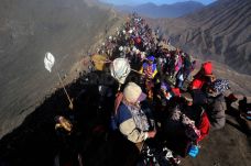 Ribuan Wisatawan Saksikan...
