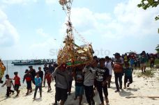 Ritual Buang Jung, Memberi...