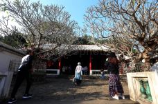Kuil Lima Pejabat, Monumen...