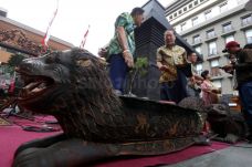 Gamelan Majapahit Iringi...