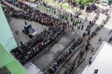 Ribuan Suporter Antre...