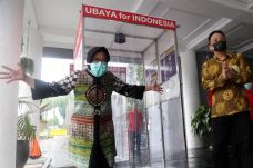 Ubaya Sumbang APD dan...