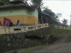 Tanah Longsor Ancam...