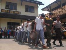 Kepergok Bolos Sekolah,...