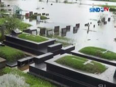 Kali Pesanggrahan Meluap,...