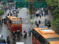 Diguyur Hujan, Jalan...