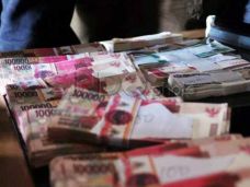 KPK Sita Mobil dan Dolar...