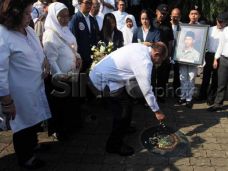 Lewat Prasasti, Keluarga...