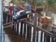 Nekat, Mobil Masuk ke...