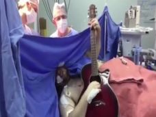 Pria Ini Mainkan Gitar...