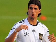 Resmi, Khedira Berbaju...
