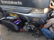 Bus Transjakarta Tabrak...