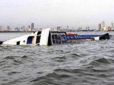 Kapal Feri Terbalik...