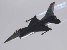 Jet Tempur F-16 Tabrak...