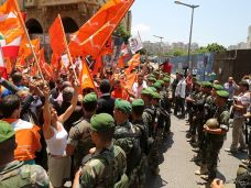 Demonstran Serbu Gedung...