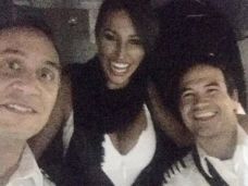 Selfie Bareng Model...