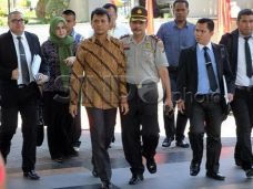 KPK Tahan Gubernur Gatot...