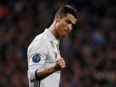 Cristiano Ronaldo Luncurkan...