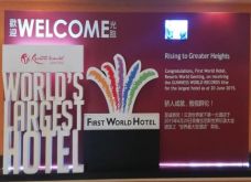 Mengunjungi First World...