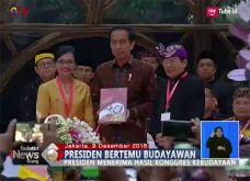 Presiden Jokowi Serahkan...