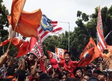 Persija Mengarak 3 Trofi...