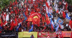 Bela buruh, Ratu Atut...
