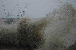 Gelombang tinggi, di Kepulauan Seribu