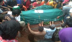 Ari gaul, juga gemar main bola