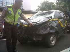 Siapa B pemilik mobil Xenia maut?