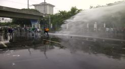 Mahasiswa & polisi bentrok di Monas