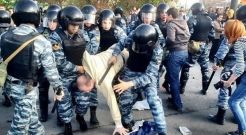 Presiden Putin dilantik, polisi dan demostran bentrok