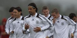Maradona sanjung trio gelandang Jerman