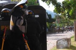 Tuntut hitung ulang pilkada, massa & polisi bentrok