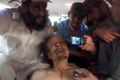 Jasad mati Khadafi jadi mainan