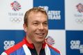 Chris Hoy usung bendera Inggris Raya