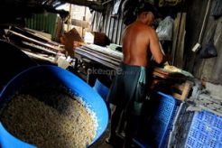 Harga kedelai meroket, pabrik tahu tutup