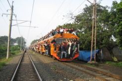 Penurunan kabel listrik KRL makan korban
