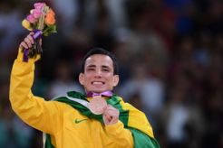 Konyol, judoka Brasil rusakkan medali saat mandi