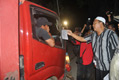 Usai tarawih, warga blokir jalan