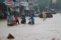 Aparat gabungan bersihkan sisa material banjir Ambon