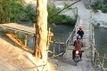 Dibongkar, warga gunakan jembatan bambu
