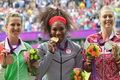 Bekuk Sharapova, Serena raih Emas