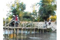 Gara-gara bebek, warga blokir jembatan